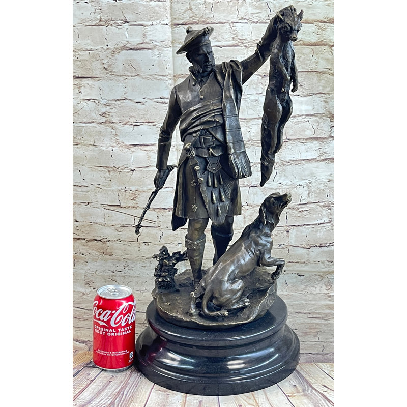 Statue de chasseur écossais avec chien en bronze