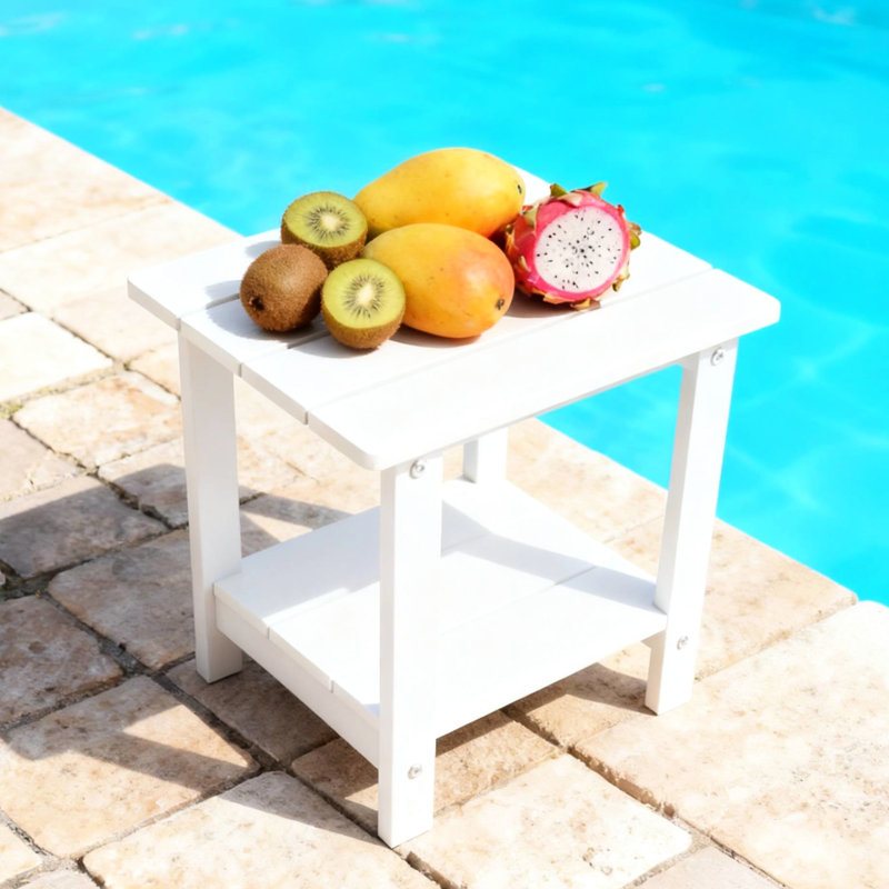 Table d'appoint Hips White en bois aux tons chauds, idéale pour le jardin et les réceptions en extérieur. Sa structure à deux niveaux offre un espace de rangement pour les sous-verres et les boissons. Son dossier ergonomique et profilé assure une assise confortable.