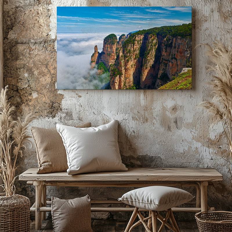 Toile, vue époustouflante de falaises imposantes se dressant de façon spectaculaire au-dessus d'un art mural, mer de doux nuages tourbillonnants avec verdure