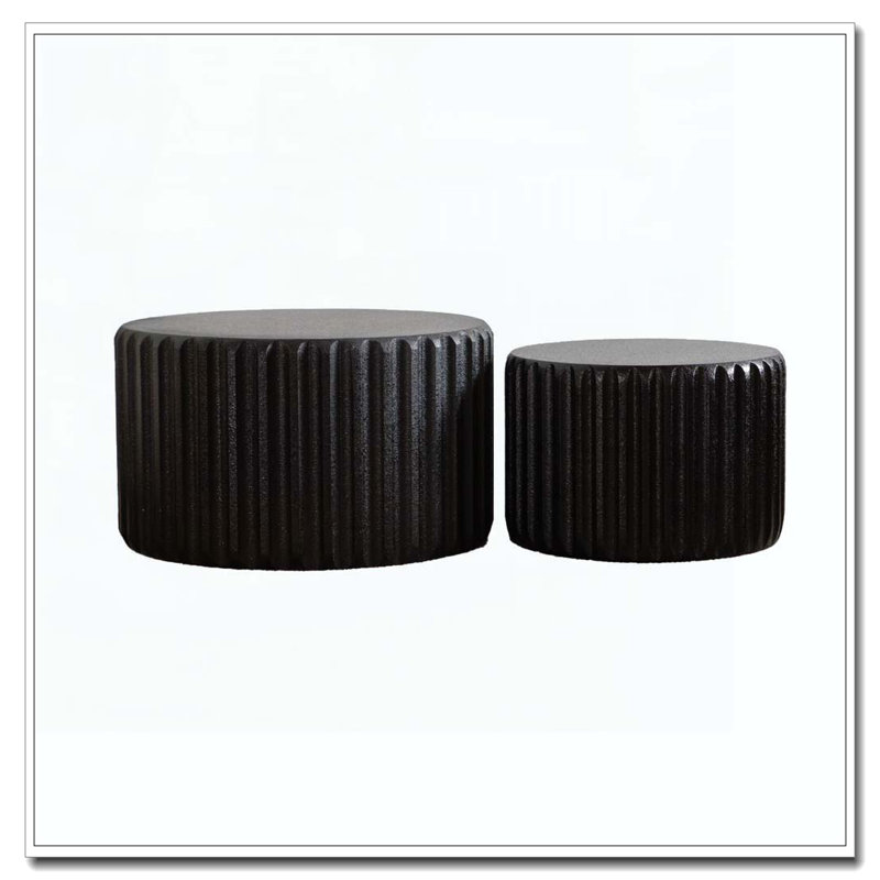 Ensemble de tables basses rondes noires festonnées
