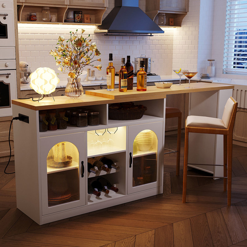 Meuble-bar mobile de style champêtre avec plateau extensible, éclairage DEL et prise électrique intégrée, casier à vin et portes en acrylique, fini bois clair et blanc