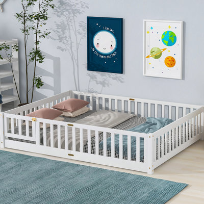 Grand lit plateforme avec barrière de sécurité et porte