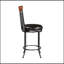 Chaise pivotante à hauteur de comptoir avec structure en métal noir et revêtement en similicuir pour une salle à manger moderne