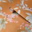 Papier peint botanique orange, branches d'arbres verts, feuilles, fleurs