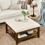 Grande table basse carrée avec revêtement apaisant en lin et structure en bois de hêtre, idéale pour le salon, l'extérieur ou le bureau. Elle a de l'espace de rangement sous la table.