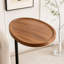 Table d'appoint en forme de C avec plateau en MDF et structure métallique robuste, idéale pour les petits espaces.