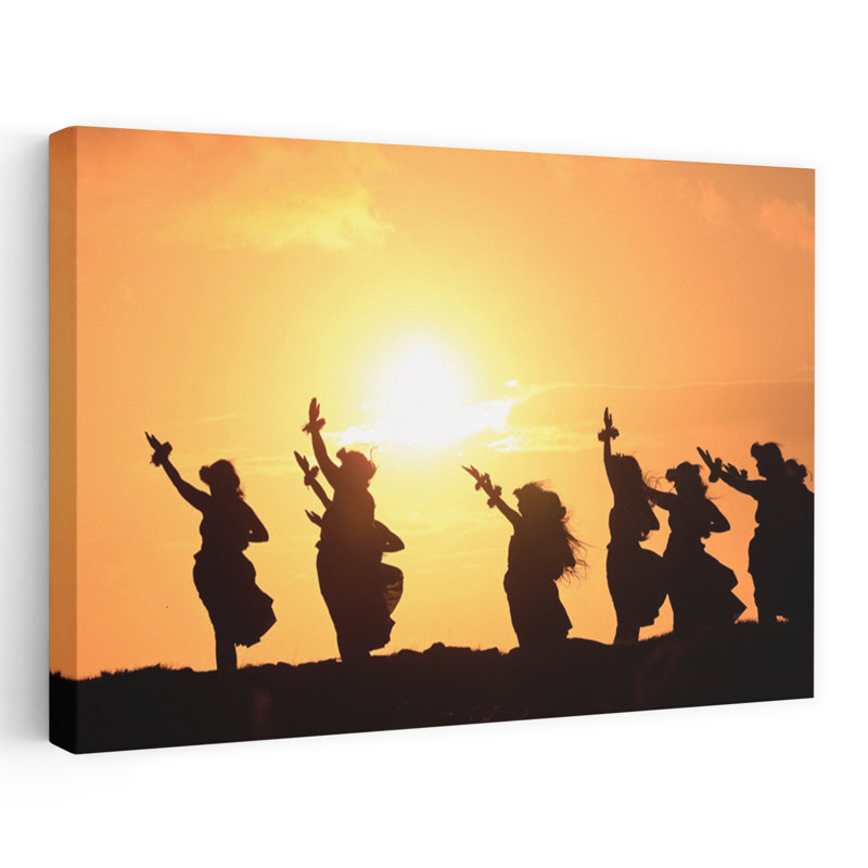 Silhouette de danseurs de Hula au lever du soleil, Molokai, Hawaï, États-Unis, H 24 po x l 36 po