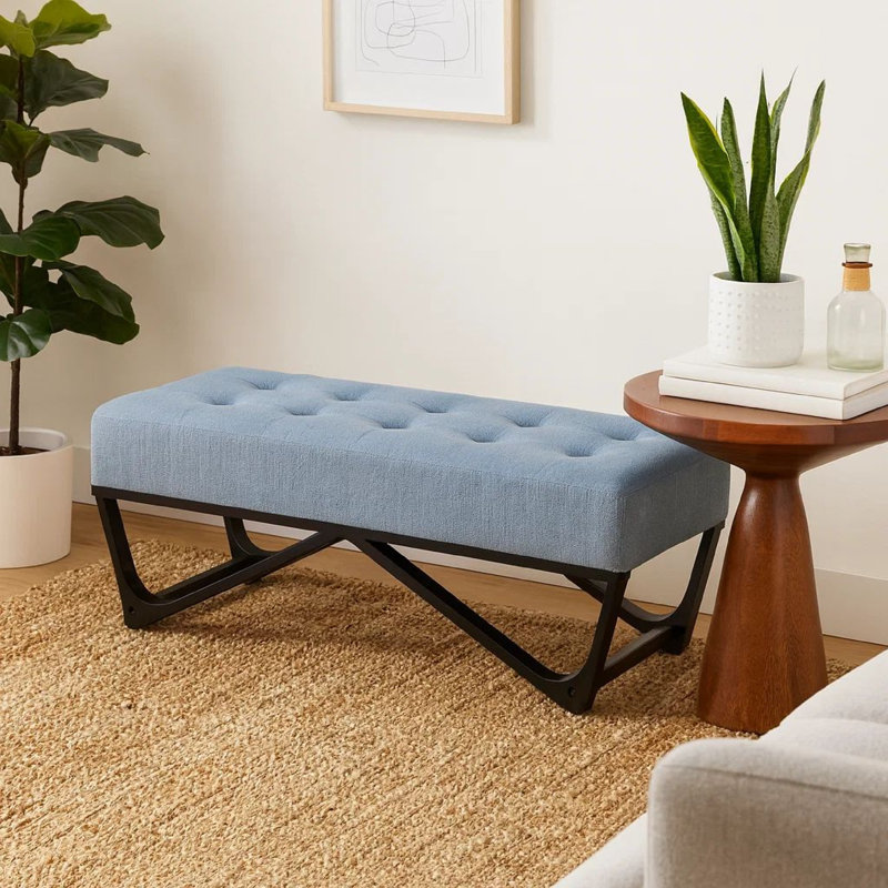 Banc avec repose-pieds Liba, tissu bleu clair touffeté à boutons, noir, 47 po, Bleu