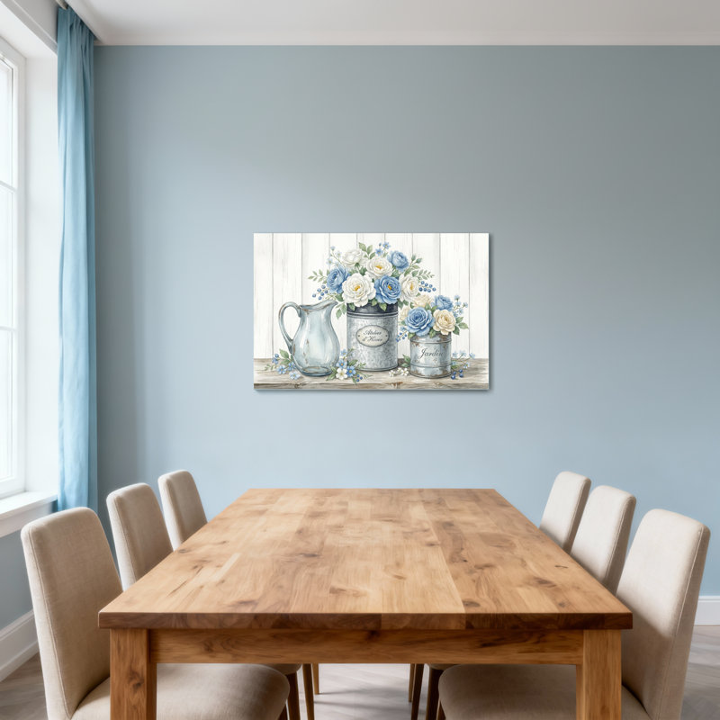 Arrangement floral de plantes et de fleurs avec des roses bleues et blanches, H 32 po x l 48 po