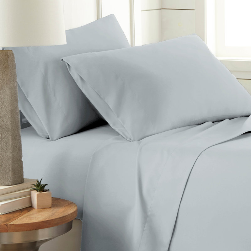 Ensemble de draps 4 pièces Southshore Essentials de Southshore Fine Linens, bleu, en microfibre doublement brossée avec poches profondes de 35,5 cm (14 pouces), comprenant 1 drap-housse, 1 drap plat et 2 taies d'oreiller, format King