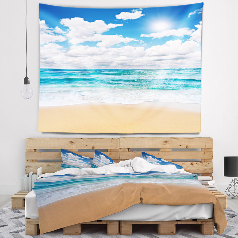 Tapisserie de mer sous nuages blancs de plage pacifique, H 32 po x l 39 po