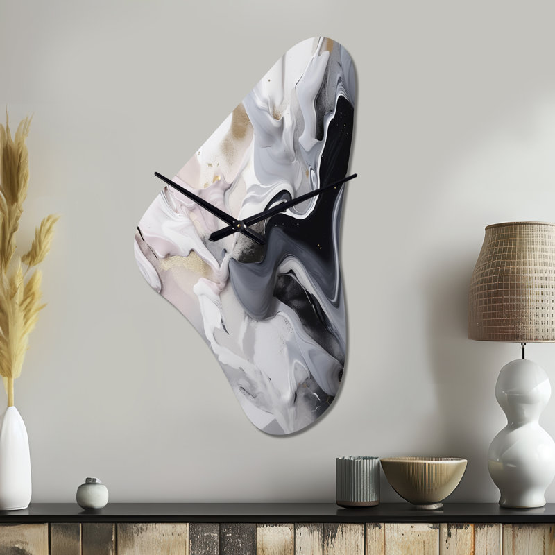 Blanc et gris captivant marbre II - horloge asymétrique en métal en marbre, forme unique en métal blanche, Médium