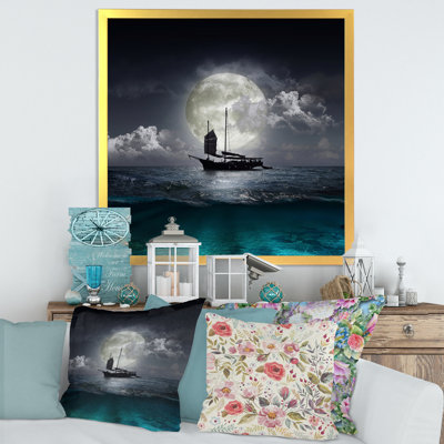 Bateau de pêcheur sur le lac pendant la pleine lune - photographie sur toile