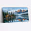 Art sur toile orange, chalet en rondins sur un lac brumeux-566899306