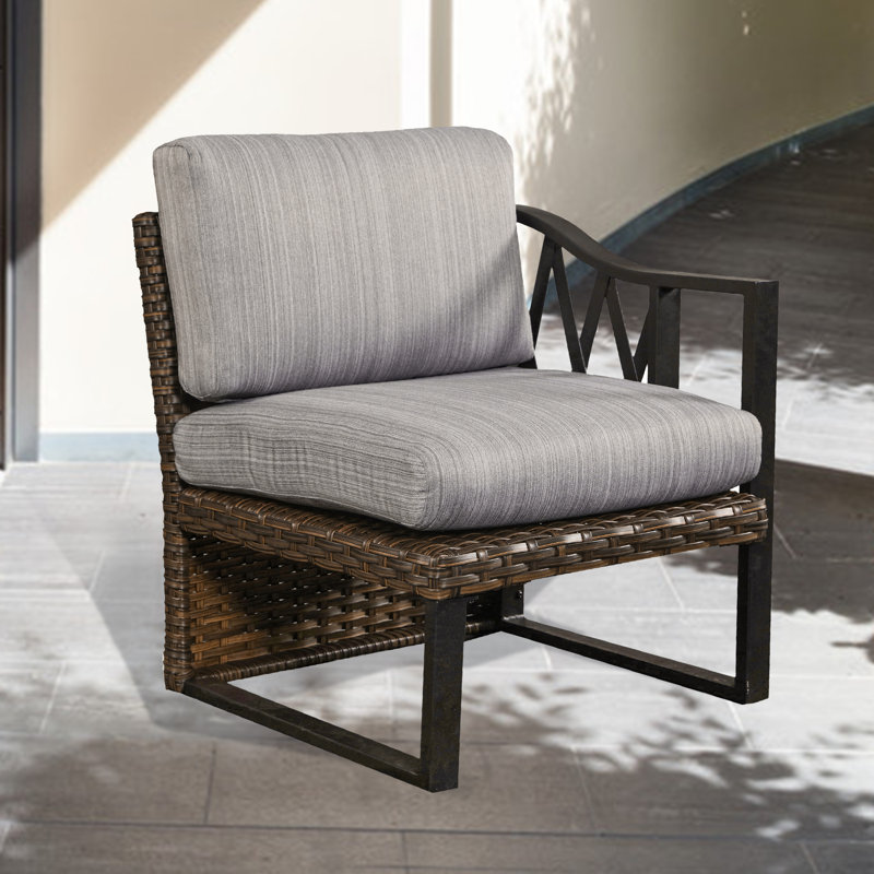 Chaise de patio à gauche avec coussins