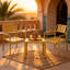 Ensemble de mobilier de patio 3 pièces, comprenant 2 fauteuils en plastique PP et une table basse d'appoint. Supporte jusqu'à 136 kg pour les fauteuils et 82 kg pour la table. Résistant aux rayons UV et aux intempéries. Ensemble bistro d'extérieur. Chaises livrées montées, table facile à installer. Couleur jaune. Parfait pour un balcon, un jardin ou une piscine.