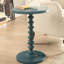 Table d'appoint ronde en bois de couleur sarcelle, piédestal simple, élégance traditionnelle, espace de vie principal, espaces restreints, surface pour boissons, finition esthétique du bois, espace de vie, économie d'espace, tenue