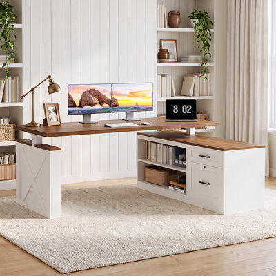 Bureau assis-debout électrique en forme de L Hartley Farmhouse avec caisson de rangement et pieds décoratifs, réglable en hauteur.