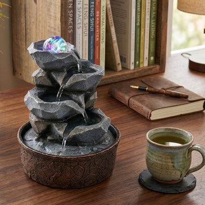 Fontaine de table intérieure / extérieure avec boule de verre rotative à DEL, fontaine en cascade de 10,6 po, cascade de bureau relaxante pour patio de bureau à domicile, cadeau de décoration à brancher