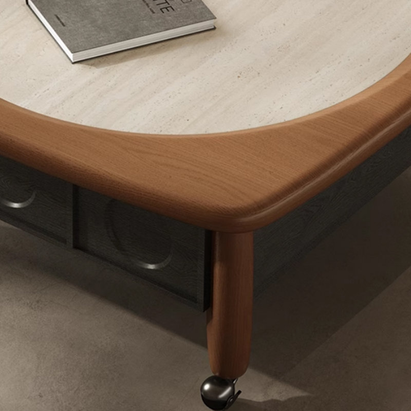 Table basse au design rétro et aux couleurs contrastantes