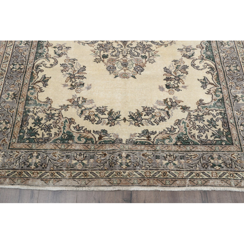 Tapis classique en laine beige à motif floral 66,9 x 107,5 po