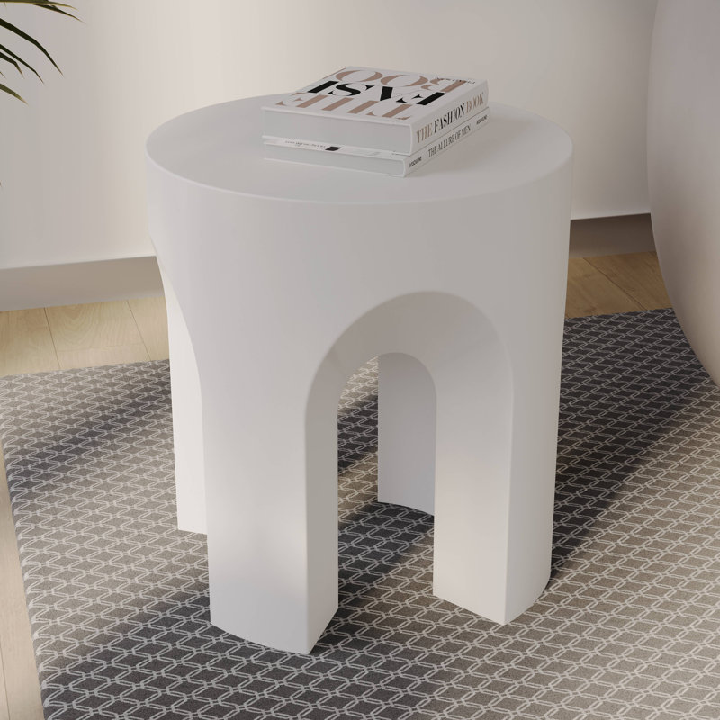 Table d'appoint ronde Timitra 17 po, table de chevet intérieure/extérieure, en fibre de pierre résistante aux intempéries avec base arquée sculpturale, table d'appoint moderne pour salon, patio et chambre