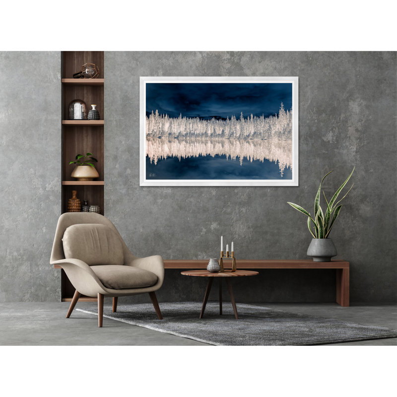 Paysage d'arbre réfléchissant indigo, H 35,5 po x l 54,75 po x P 1,5 po, Cadre blanc