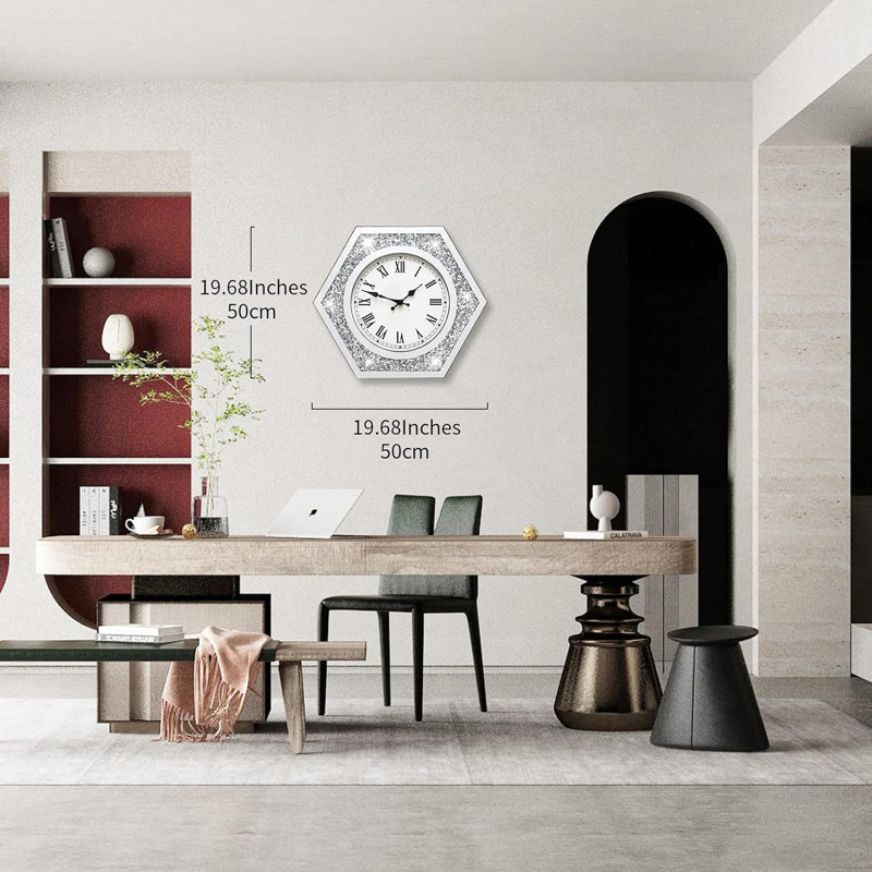 Décoration de salon avec grande horloge murale