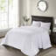 Grand couvre-lit réversible blanc matelassé pour un style confortable et rembourré en coton prélavé 3 pièces avec 2 taies décoratives Conception facile à nettoyer Un sommeil paisible