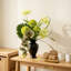 Fleurs artificielles avec vase