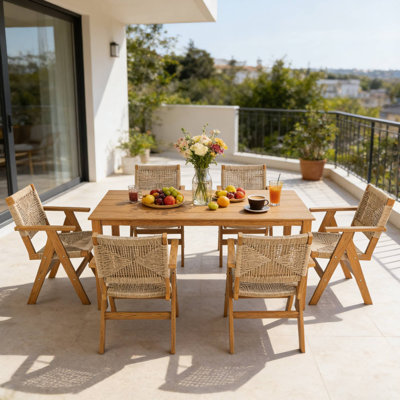 Table de salle à manger en bois texturé