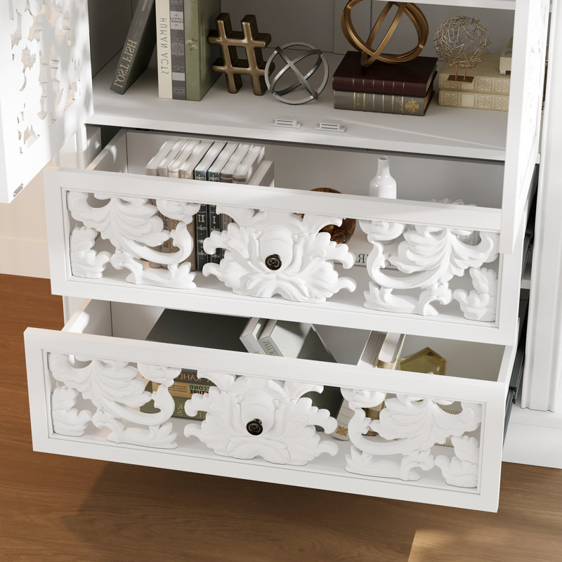 Armoire de rangement avec des motifs sculptés exquis