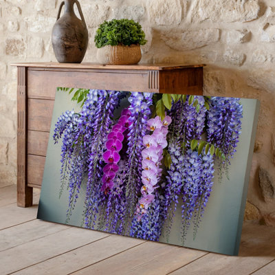Toile un arrangement luxuriant d'orchidées en cascade et de fleurs de glycine dans l'art mural avec différentes nuances de lavande mauve et de rose tendre