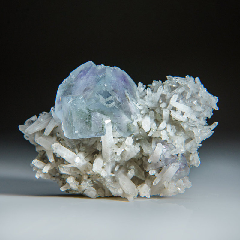 Fluorite mauve et bleue sur du quartz provenant de la mine De'an, Wushan, province du Chenxi, Chine