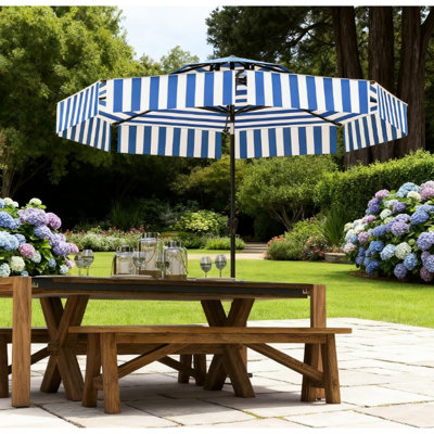 Parasol de patio 8,6 pi, 8 baleines, toit ventilé à deux niveaux, auvent inclinable, manivelle, protection solaire Upf 30+, conception rayée pour parasol 2 tables d'extérieur avec bleu marine et blanc, espaces ombragés