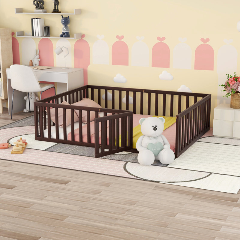 Structure de lit pour grand lit en bois avec clôture et porte, conception élégante pour une utilisation sécuritaire et polyvalente