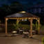 Pavillon de jardin en bois de cèdre 11 pi x 11 pi avec cadre en acier brun et polycarbonate Sunjoy