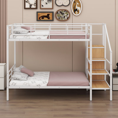 Lit superposé en métal avec garde-robe