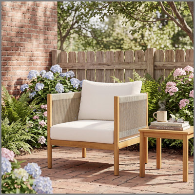 Fauteuil club d'extérieur avec structure en bois d'acacia d'aspect teck, panneaux de corde beige et coussins crème