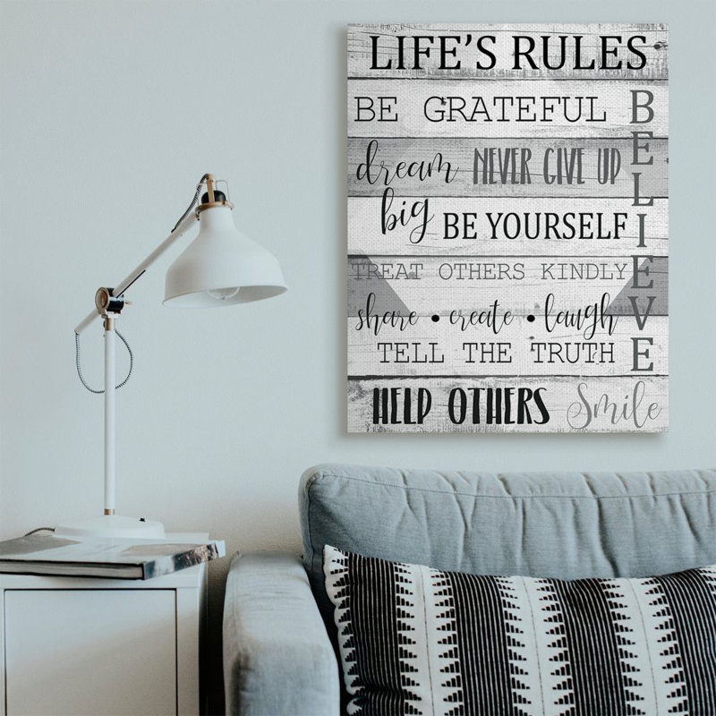 «Life's Rules Phrases on Wood Grain Black White Word Design» par Kim Allen - reproduction d'art texturée, H 48 po x l 36 po