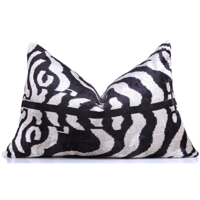 Coussin en velours fait à la main avec insert - ikat abstrait noir et blanc, 16 x 24 po