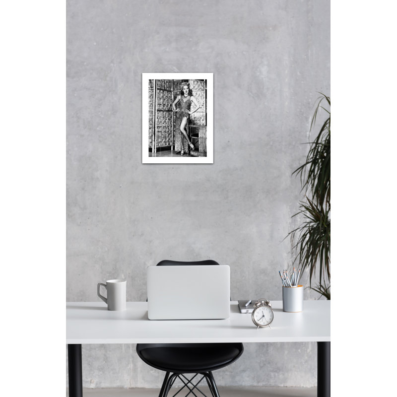 Betty Grable qui regarde ailleurs - photographie sans cadre, H 10 po x l 8 po