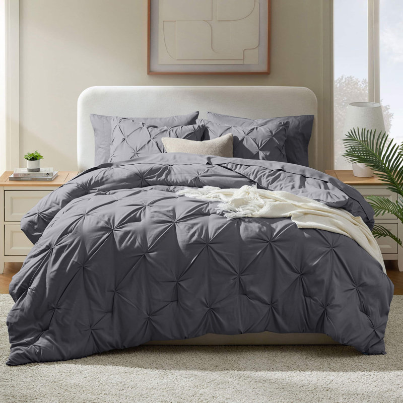 Ensemble d'édredon plissé avec draps Bed-in-a-Bag, Édredon très grand californien + 6 pièces suppl, Gris foncé