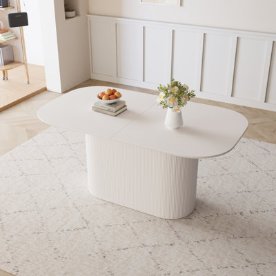 Table de salle à manger crème de 63 pouces, pieds à rayures verticales, multifonctionnel pour recevoir des invités, table à finition en surface, design moderne, convient à 4 à 8 personnes, facile à nettoyer et à entretenir