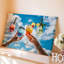 Toile, une scène d'été vibrante mettant en vedette un ensemble de cocktails contre un art mural, un ciel bleu vif avec des nuages blancs moelleux sur toile-836812120