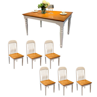 Table et chaises de style champêtre
