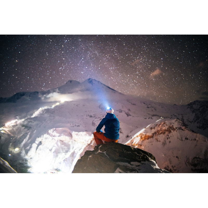 Mountaineer Relaxes on Mountain par AscentxMédias, H 8 po x l 12 po