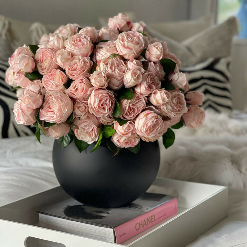 Roses anglaises rosées dans un vase de bocal noir mat, Noir, Rose
