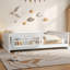 Lit plateforme en bois pleine grandeur avec garde-corps et tablettes de rangement, blanc