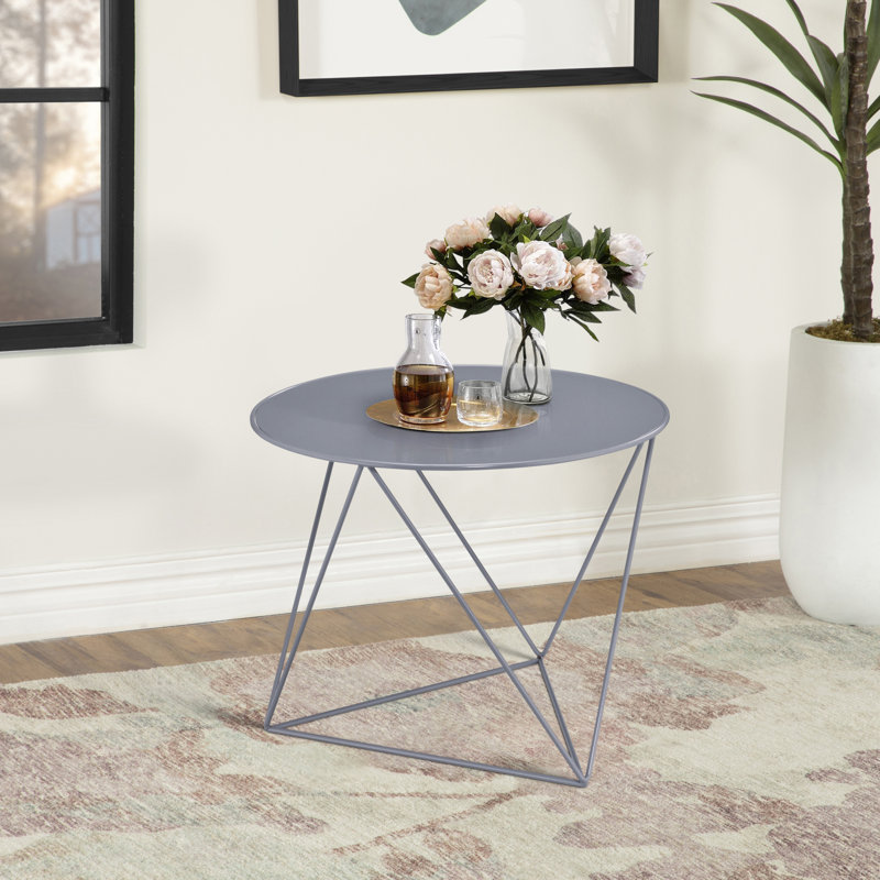 Table d'appoint à base géométrique en métal